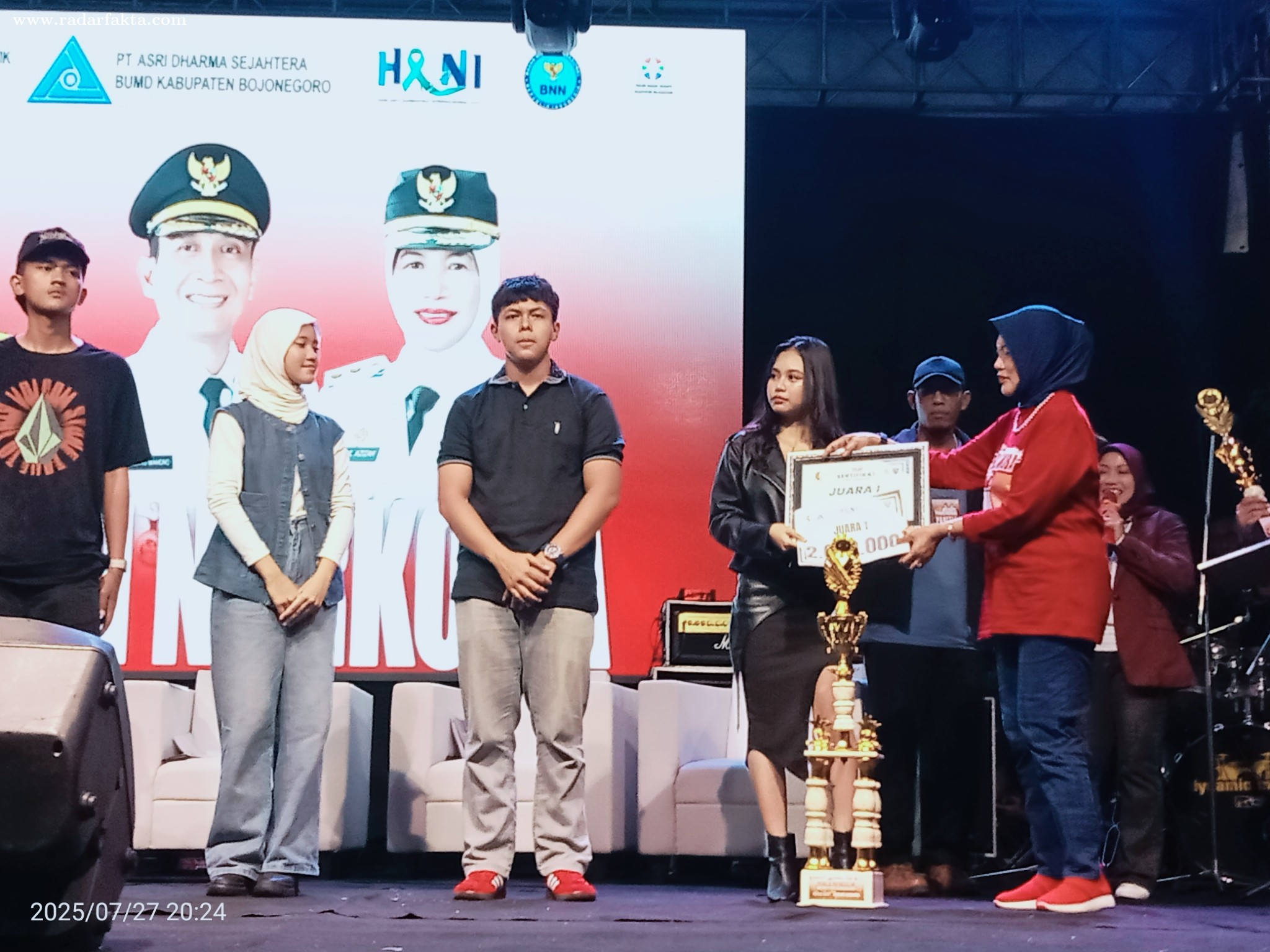 Wakil bupati Bojonegoro serahkam trophy kepada pemenang lomba band pelajar dan mahasiswa 