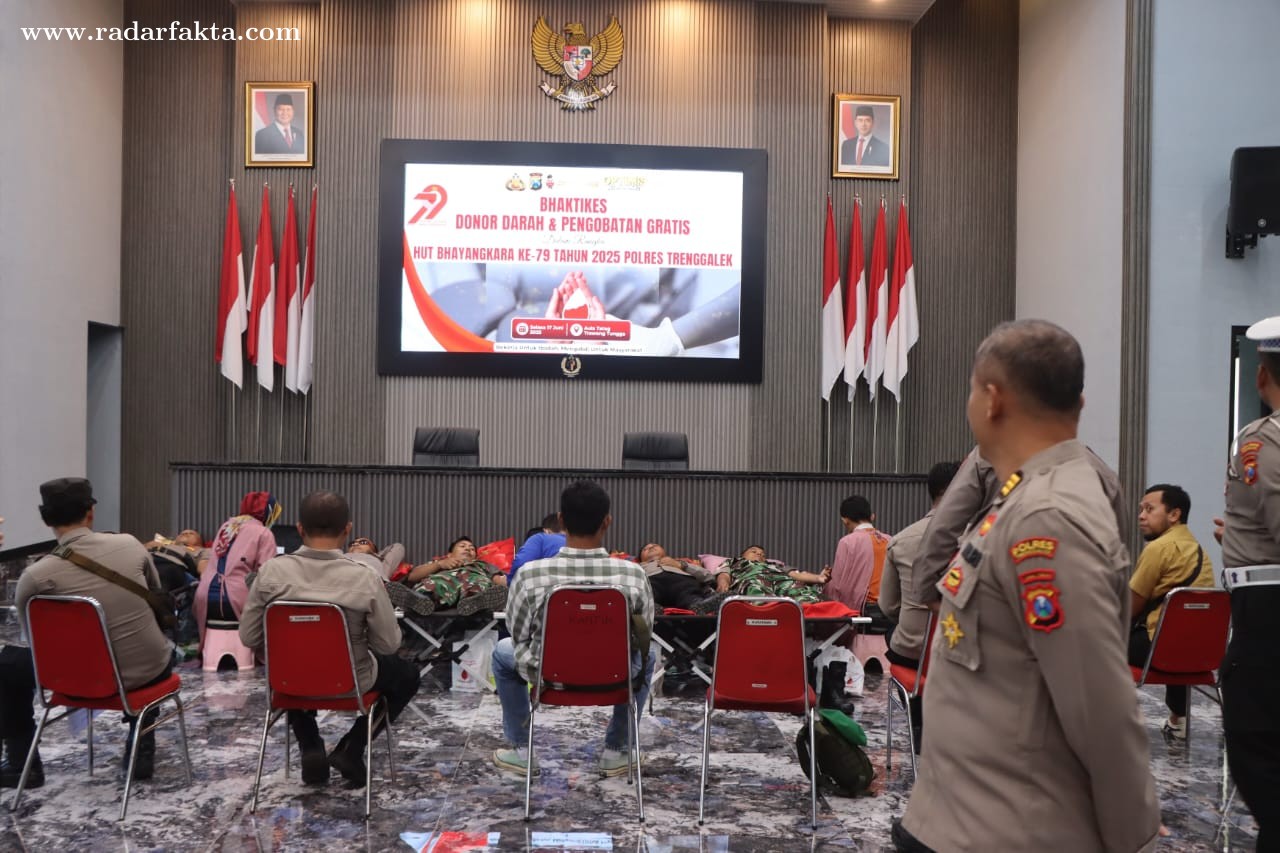 Ratusan personel dan masyarakat antusias ikuti Bakti Kesehatan Hari Bhayangkara ke-79 di Trenggalek