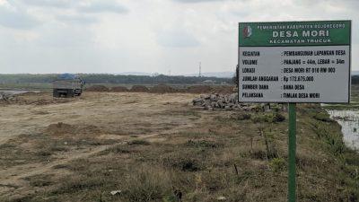 Diduga pakai tanah dari Galian C Ilegal pengurugan lapangan desa mori di sorot publik.