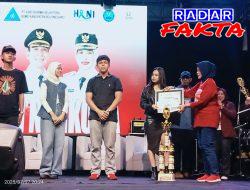 Wakil bupati Bojonegoro serahkam trophy kepada pemenang lomba band pelajar dan mahasiswa