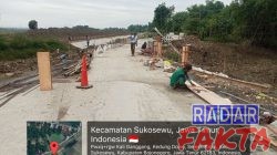 Diduga abaikan K3 proyek pelebaran jembatan dari dinas PU bina marga kabupaten Bojonegoro satu pekerja alami kecelakaan.