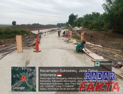 Diduga abaikan K3 proyek pelebaran jembatan dari dinas PU bina marga kabupaten Bojonegoro satu pekerja alami kecelakaan.