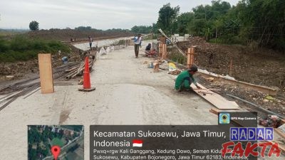Diduga abaikan K3 proyek pelebaran jembatan dari dinas PU bina marga kabupaten Bojonegoro satu pekerja alami kecelakaan.