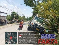 Diduga sopir mengantuk truk ready mix milik PT SBB alami kecelakaan tunggal.