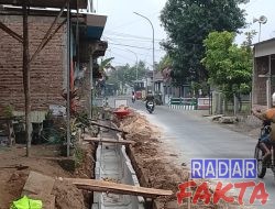 Pemasangan U Ditch Desa Trucuk Yang Di Kerjakan CV. Rendra Jaya Amburadul, Tidak Lurus Dan Di Berbagai Titik Pecah