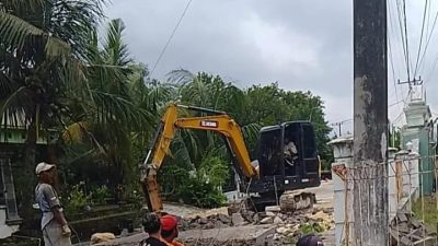 POTRET BURAM BKKD BOJONEGORO: Baru Dicor, Jalan Rigid Desa Mori Dibongkar Paksa Akibat cacat mutu