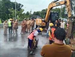 Jaga Ketahanan Jalan Lokal, Pemkab Bojonegoro Pasang Portal di Jalur Jembatan TBB Luwihaji