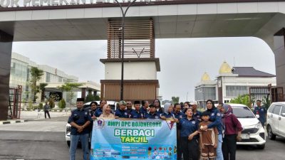 Wujud Kepedulian, AWPI DPC Bojonegoro Bagikan Takjil di Depan Gedung DPRD