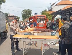 Kecelakaan Maut di Depan Alfamart Sumberrejo: Siswa MTs Talun Tewas, Ayah Korban Pingsan Tak Kuasa Menahan Duka