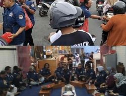 AWPI DPC Bojonegoro bagi bagi ratusan takjil di depan gedung DPRD Bojonegoro