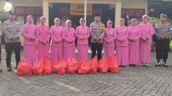 Sapa Masyarakat, Bhayangkari Polsek Ngraho Bagikan 200 Paket Takjil