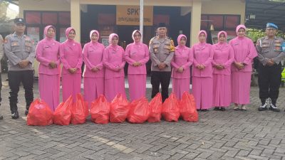 Sapa Masyarakat, Bhayangkari Polsek Ngraho Bagikan 200 Paket Takjil