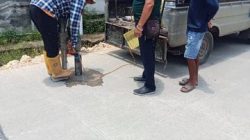 Kawal Kualitas Jalan Rigid Cor, LSM PIPRB Ambil Sampel Proyek BKKD di Desa Sidomukti
