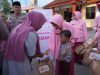 Ramadan 2026, Kapolres Bojonegoro dan Siswa TK Kemala Bhayangkari 67 Sugihwaras Berbagi Takjil