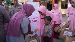 Ramadan 2026, Kapolres Bojonegoro dan Siswa TK Kemala Bhayangkari 67 Sugihwaras Berbagi Takjil