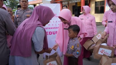 Ramadan 2026, Kapolres Bojonegoro dan Siswa TK Kemala Bhayangkari 67 Sugihwaras Berbagi Takjil