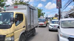 Parkir Liar di Bahu Jalan Picu Kemacetan Parah di Depan Pasar Sumberjo