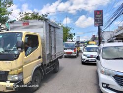 Parkir Liar di Bahu Jalan Picu Kemacetan Parah di Depan Pasar Sumberjo