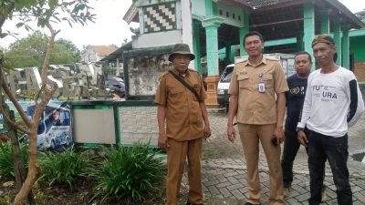 Sidak di Balai Desa Ngasem, Camat Ngasem Ajak Perangkat Desa Kerja Bakti Sambut Penilaian Adipura