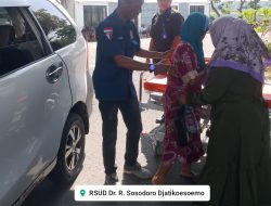 Anggota AWPI Bojonegoro Sigap, Bantu Evakuasi Medis Warga Saat Mobil Siaga Desa Terpakai
