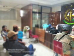 Kades yang terkenal dengan “selamat pagi pemirsa” hari ini resmi di laporkan ke kejaksaan negeri Bojonegoro