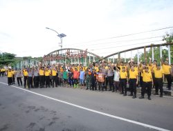 Dukung Program Jembatan Merah Putih Presisi, Polres Madiun Lakukan Kerja Bakti Massal di Jembatan Kresek