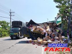 Hindari Motor Belok ke SPBU Leran, Truk Bermuatan Buah Naga Oleng Hantam Pohon di Kalitidu Bojonegoro