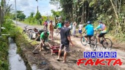 Wujud Nyata Kemanunggalan TNI-Rakyat, Babinsa Candirejo Gotong Royong Bersihkan Jalan Desa