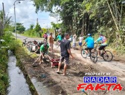 Wujud Nyata Kemanunggalan TNI-Rakyat, Babinsa Candirejo Gotong Royong Bersihkan Jalan Desa