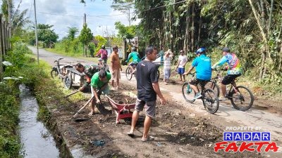 Wujud Nyata Kemanunggalan TNI-Rakyat, Babinsa Candirejo Gotong Royong Bersihkan Jalan Desa