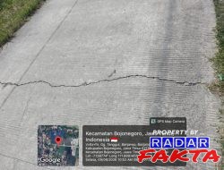 Baru Seumur Jagung, Proyek Jalan Rigid Beton Rp479 Juta di Banjarejo Sudah Retak dan Mengelupas