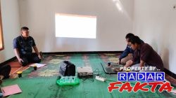 Petani mengikuti Sekolah Lapang DBHCHT di Kelompok Tani Maju Berkah Desa Cermo Kabupaten Madiun