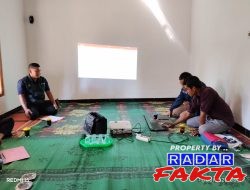 Petani mengikuti Sekolah Lapang DBHCHT di Kelompok Tani Maju Berkah Desa Cermo Kabupaten Madiun