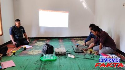 Petani mengikuti Sekolah Lapang DBHCHT di Kelompok Tani Maju Berkah Desa Cermo Kabupaten Madiun