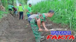 Babinsa Karang Gondang Bersama Warga Gotong Royong Bersihkan Jalan Akses Lahan Pertanian