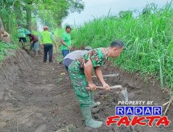 Babinsa Karang Gondang Bersama Warga Gotong Royong Bersihkan Jalan Akses Lahan Pertanian