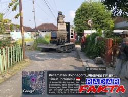 Proyek Drainase Gunakan Ekskavator Roda Besi, Jalan Aspal di Banjarejo Terancam Rusak