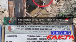 Abaikan K3, Pekerja Proyek Jembatan Banjarsari-Menilo Senilai Rp 1 Miliar Diangkut Pakai Bucket Excavator