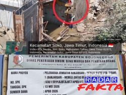 Abaikan K3, Pekerja Proyek Jembatan Banjarsari-Menilo Senilai Rp 1 Miliar Diangkut Pakai Bucket Excavator