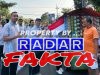Sentuhan Humanis di Hari Kemerdekaan: Satpol PP Bojonegoro Bagikan Sang Merah Putih kepada PKL dan Penjual Bunga Setaman