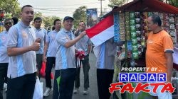 Sentuhan Humanis di Hari Kemerdekaan: Satpol PP Bojonegoro Bagikan Sang Merah Putih kepada PKL dan Penjual Bunga Setaman