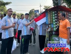 Sentuhan Humanis di Hari Kemerdekaan: Satpol PP Bojonegoro Bagikan Sang Merah Putih kepada PKL dan Penjual Bunga Setaman