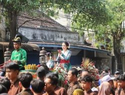 Novita Hardini Ketua TPPKK Trenggalek Ikuti Prosesi Kirab Pusaka