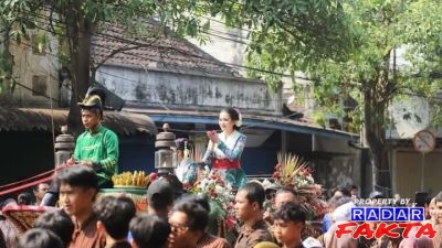Novita Hardini Ketua TPPKK Trenggalek Ikuti Prosesi Kirab Pusaka