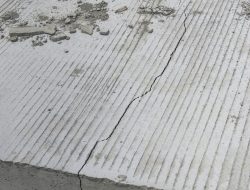 Proyek Jalan Sumberoto–Woro Retak Memanjang, Besi Strous Tidak Sesuai Teknis