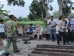 Api Melalap Gudang Rongsokan di Tawangrejo, Babinsa dan Warga Bergerak Padamkan Kebakaran