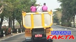 Abaikan Keselamatan Kerja, Tiga Pekerja DLH Bojonegoro Tertangkap Kamera Numpang di Atas Bak Truk